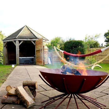 Romantic Retreat - Luxury Shepherds Hut + Hot Tub! Camborne Eksteriør bilde