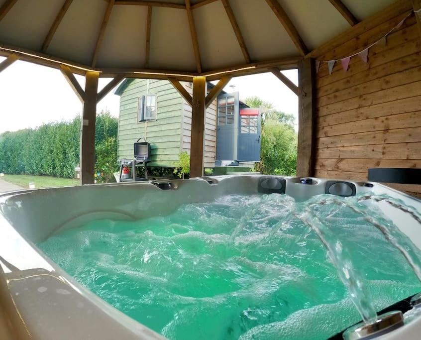 Romantic Retreat - Luxury Shepherds Hut + Hot Tub! Camborne Eksteriør bilde
