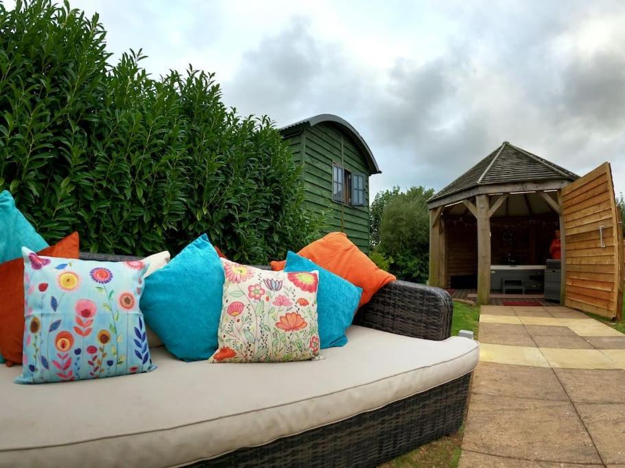 Romantic Retreat - Luxury Shepherds Hut + Hot Tub! Camborne Eksteriør bilde