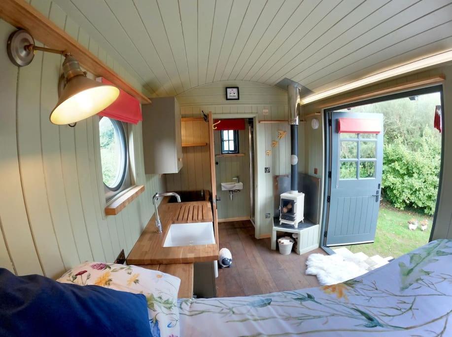 Romantic Retreat - Luxury Shepherds Hut + Hot Tub! Camborne Eksteriør bilde
