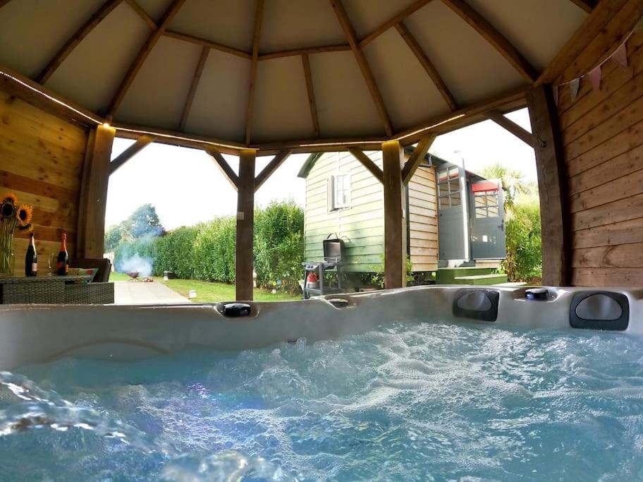 Romantic Retreat - Luxury Shepherds Hut + Hot Tub! Camborne Eksteriør bilde