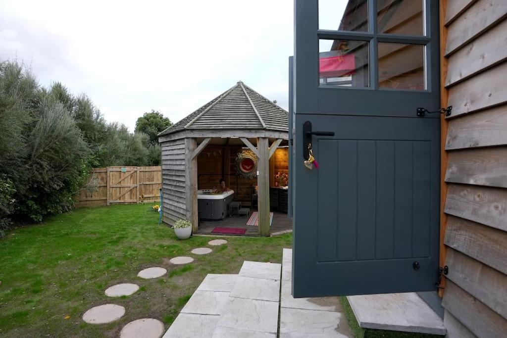 Romantic Retreat - Luxury Shepherds Hut + Hot Tub! Camborne Eksteriør bilde