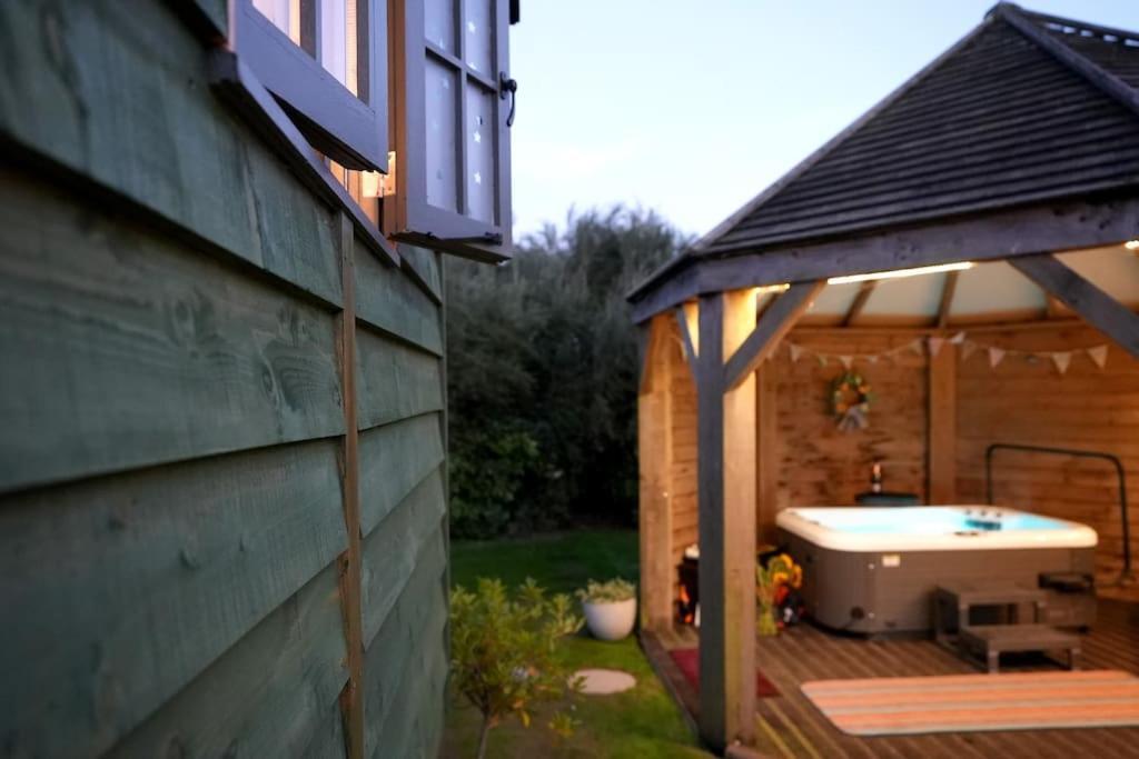 Romantic Retreat - Luxury Shepherds Hut + Hot Tub! Camborne Eksteriør bilde