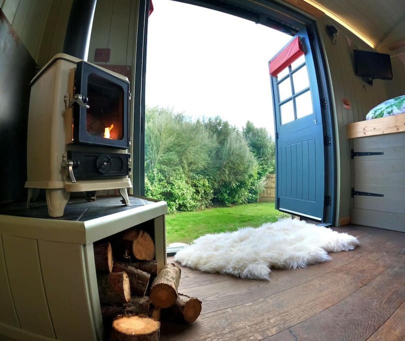 Romantic Retreat - Luxury Shepherds Hut + Hot Tub! Camborne Eksteriør bilde
