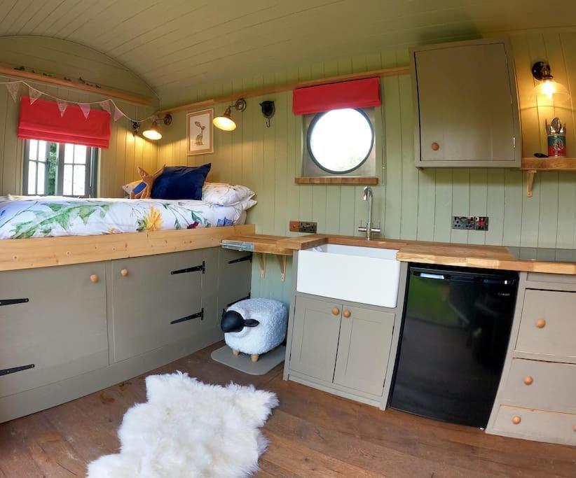 Romantic Retreat - Luxury Shepherds Hut + Hot Tub! Camborne Eksteriør bilde