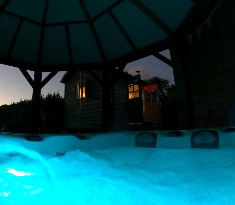 Romantic Retreat - Luxury Shepherds Hut + Hot Tub! Camborne Eksteriør bilde