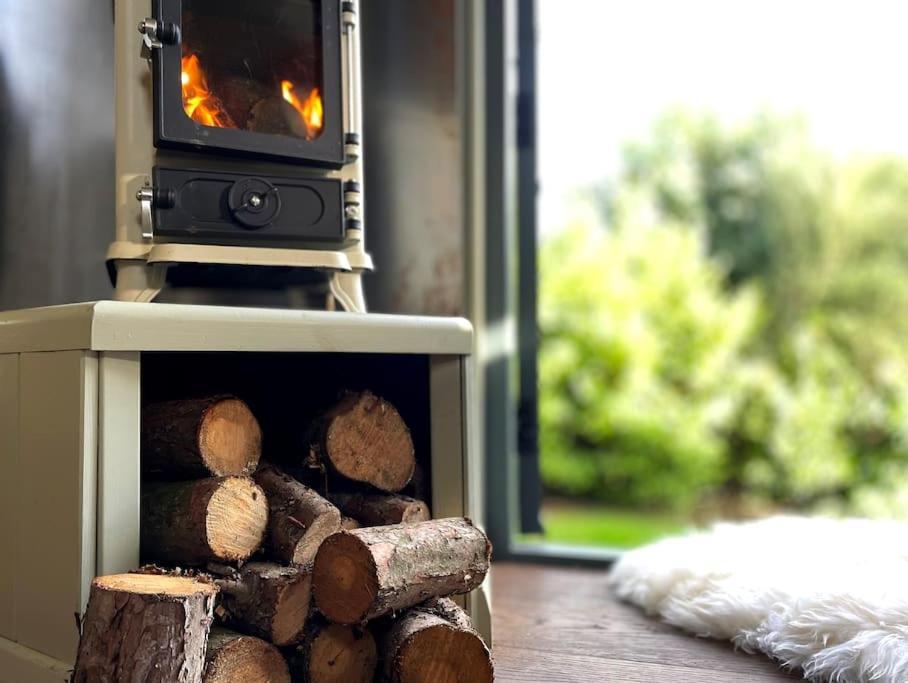 Romantic Retreat - Luxury Shepherds Hut + Hot Tub! Camborne Eksteriør bilde