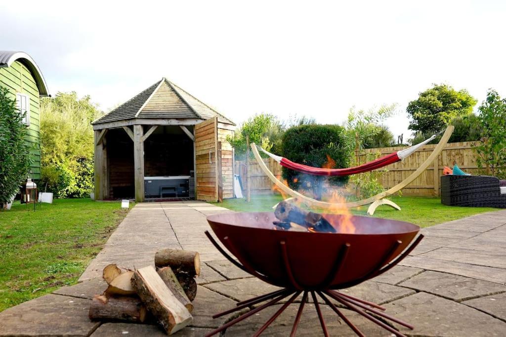 Romantic Retreat - Luxury Shepherds Hut + Hot Tub! Camborne Eksteriør bilde