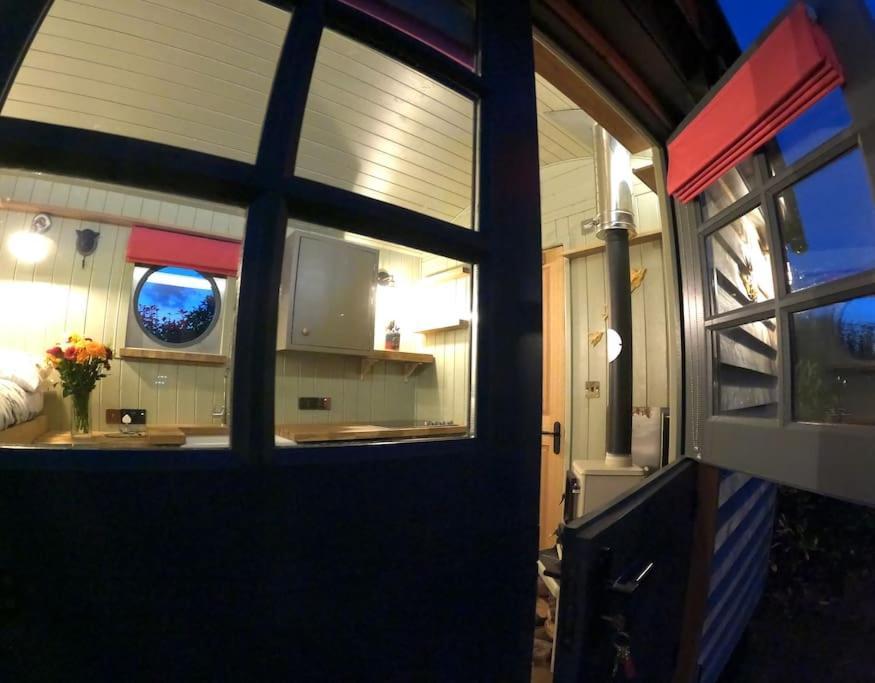 Romantic Retreat - Luxury Shepherds Hut + Hot Tub! Camborne Eksteriør bilde