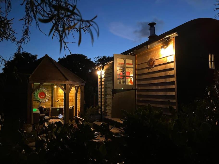 Romantic Retreat - Luxury Shepherds Hut + Hot Tub! Camborne Eksteriør bilde