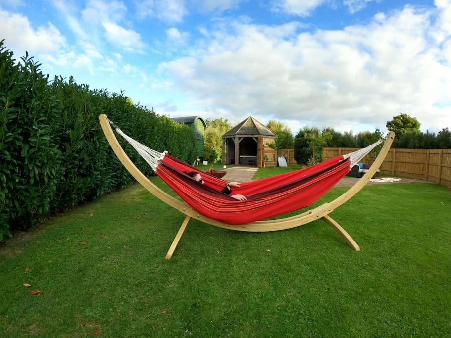 Romantic Retreat - Luxury Shepherds Hut + Hot Tub! Camborne Eksteriør bilde