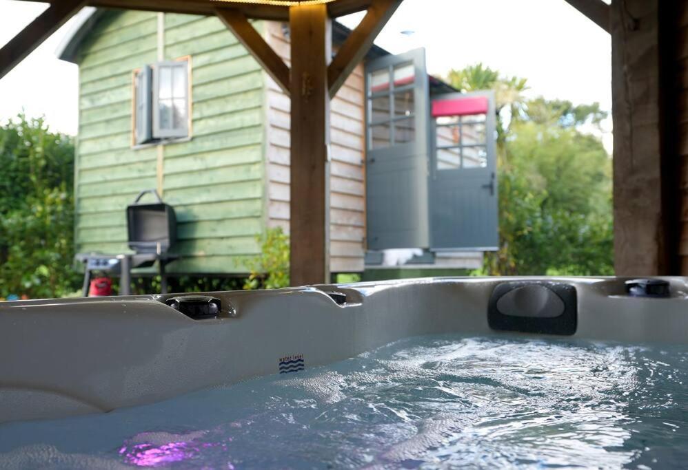 Romantic Retreat - Luxury Shepherds Hut + Hot Tub! Camborne Eksteriør bilde