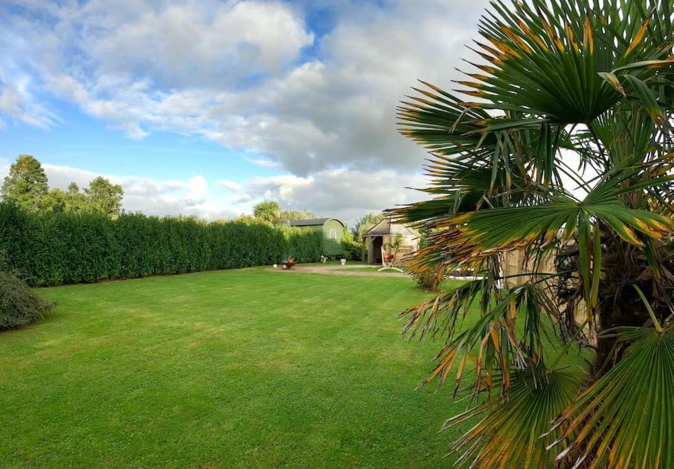 Romantic Retreat - Luxury Shepherds Hut + Hot Tub! Camborne Eksteriør bilde