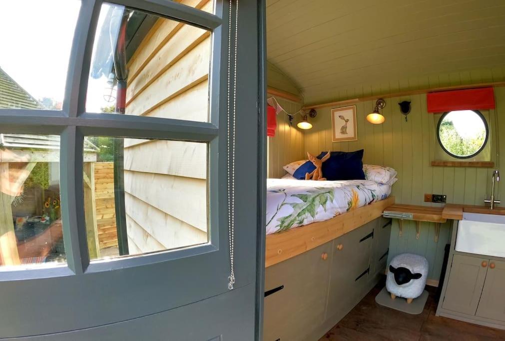 Romantic Retreat - Luxury Shepherds Hut + Hot Tub! Camborne Eksteriør bilde