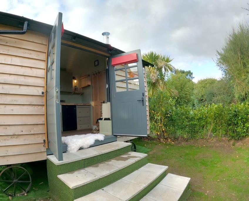 Romantic Retreat - Luxury Shepherds Hut + Hot Tub! Camborne Eksteriør bilde