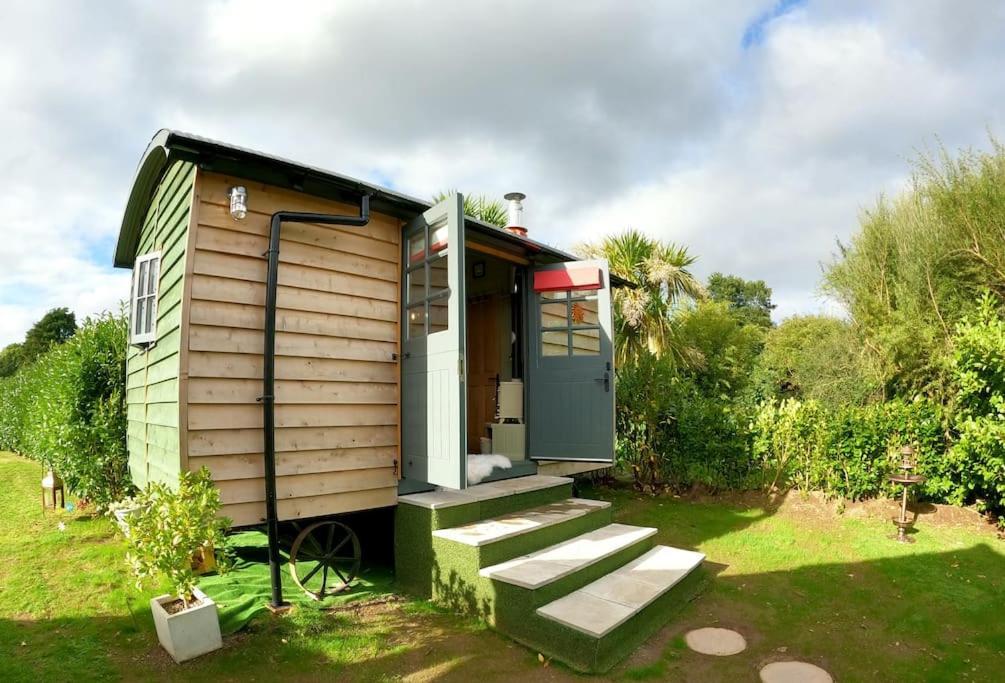 Romantic Retreat - Luxury Shepherds Hut + Hot Tub! Camborne Eksteriør bilde