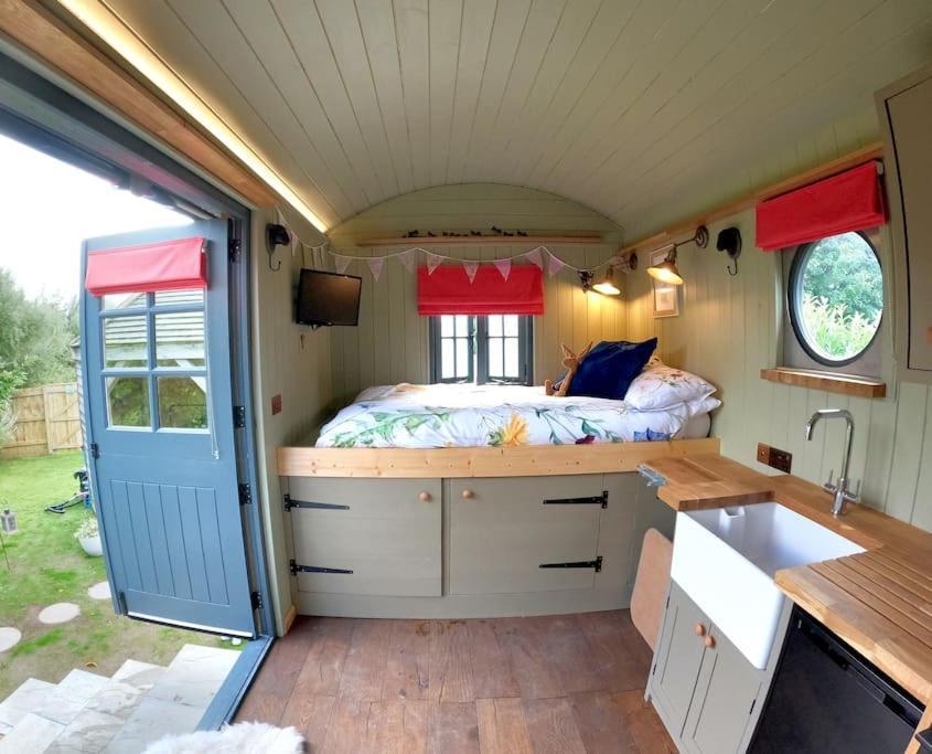 Romantic Retreat - Luxury Shepherds Hut + Hot Tub! Camborne Eksteriør bilde