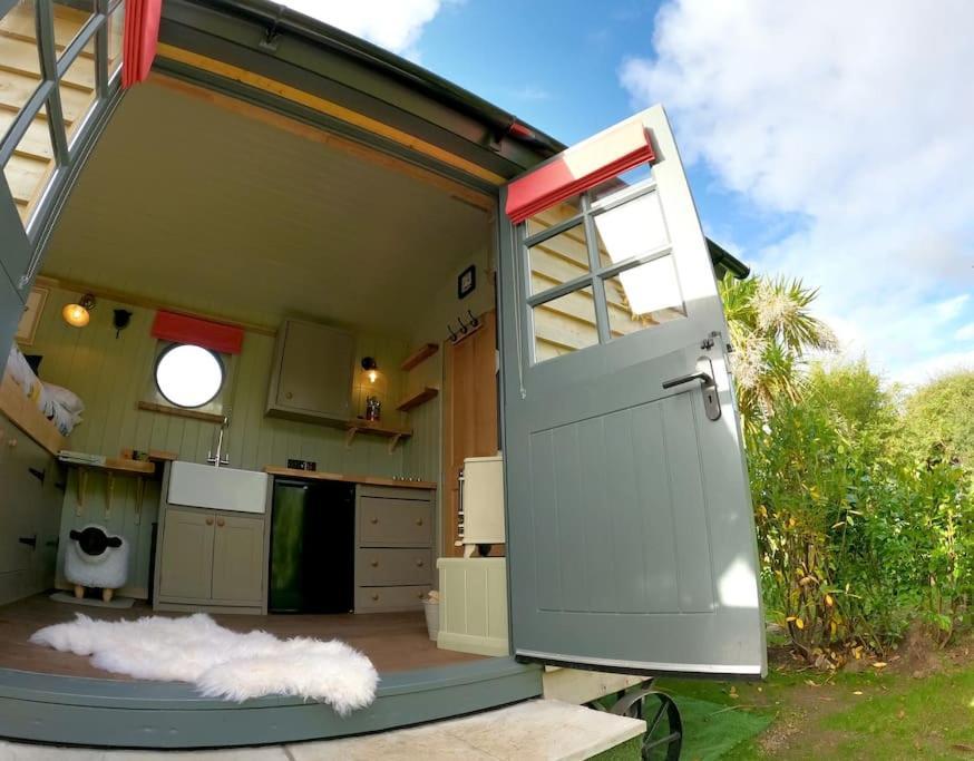 Romantic Retreat - Luxury Shepherds Hut + Hot Tub! Camborne Eksteriør bilde