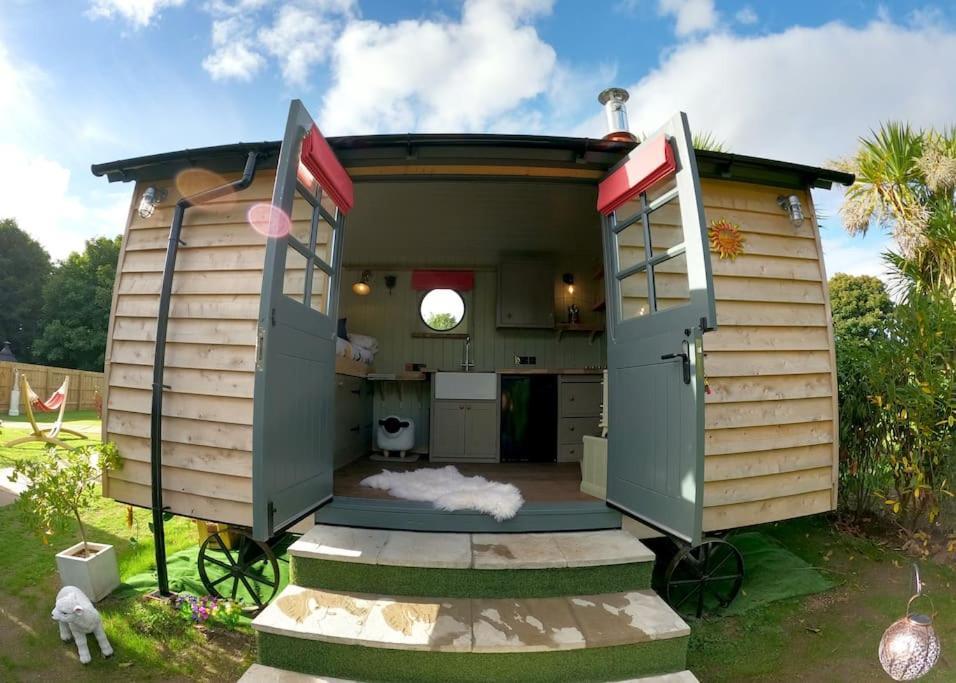 Romantic Retreat - Luxury Shepherds Hut + Hot Tub! Camborne Eksteriør bilde
