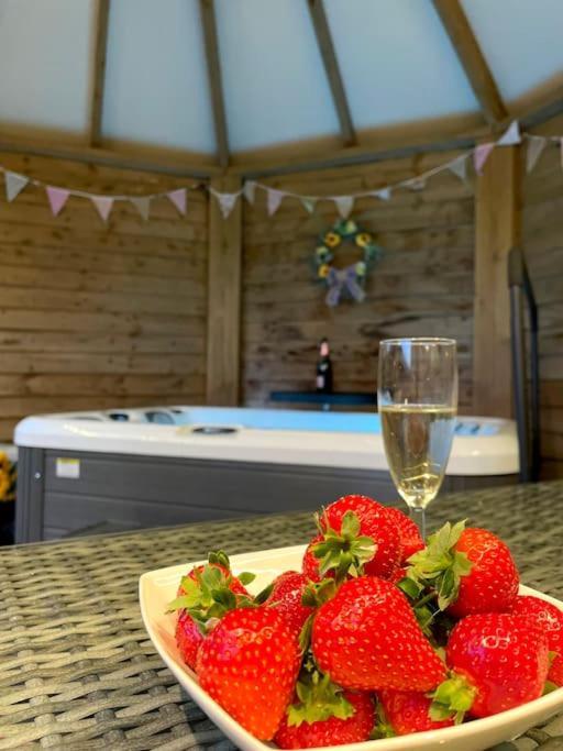 Romantic Retreat - Luxury Shepherds Hut + Hot Tub! Camborne Eksteriør bilde